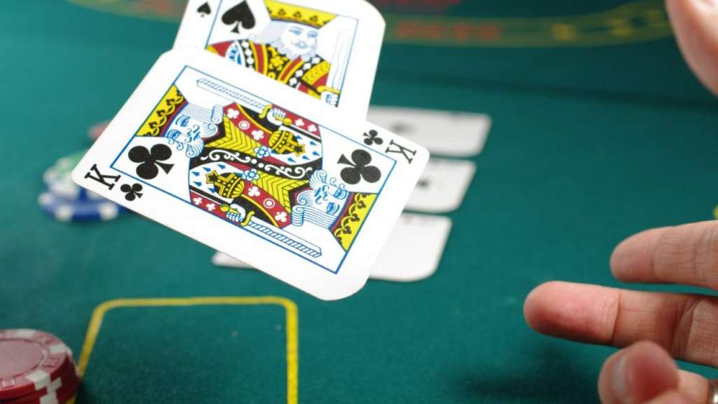 ¿Qué pasa si hay empate en poker?