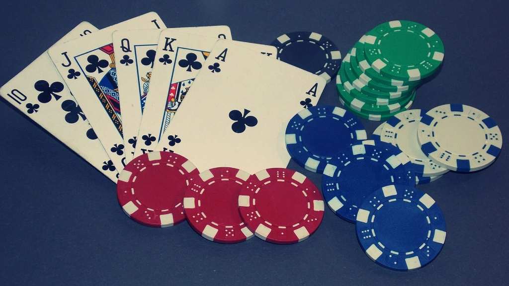 ¿Cómo se juega poker con fichas?